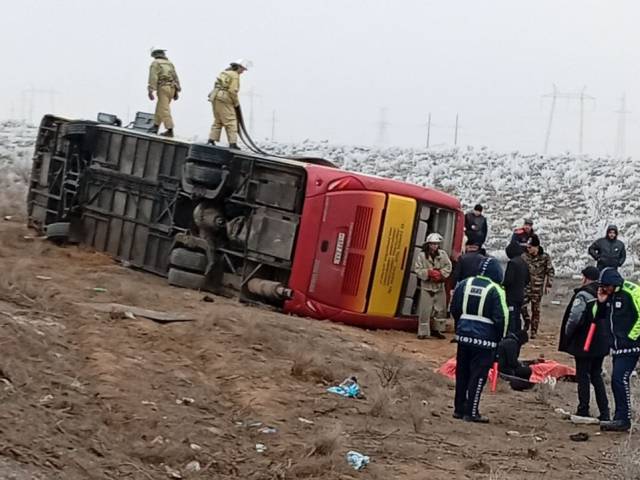 Navoiyda ichida 47 yo‘lovchisi bo‘lgan avtobus ag‘darilib ketdi. Qurbonlar bor